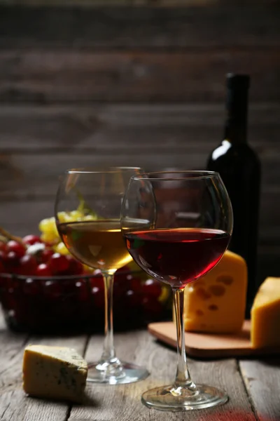 Gläser Rot- und Weißwein — Stockfoto