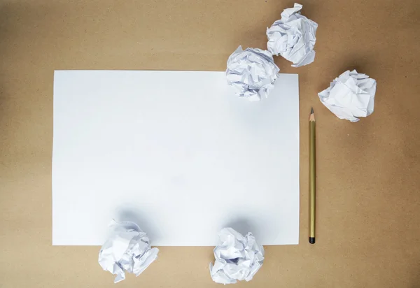 Zerknüllte Papiere mit Blatt und Bleistift — Stockfoto