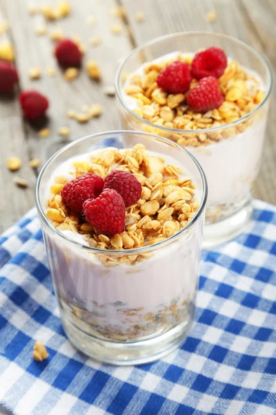 Muesli with yogurt and raspberries — Stock Photo, Image