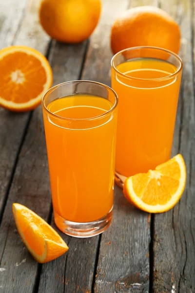 Очки апельсинового сока с фруктами — стоковое фото