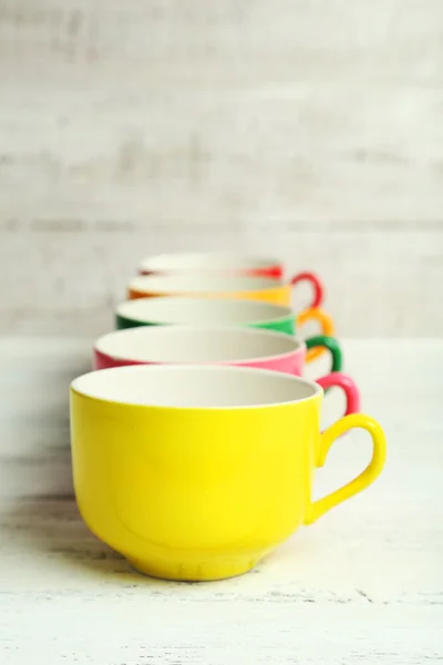 Красочные чашки на белом фоне — стоковое фото