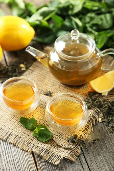Grönt te i tekanna och koppar — Stockfoto