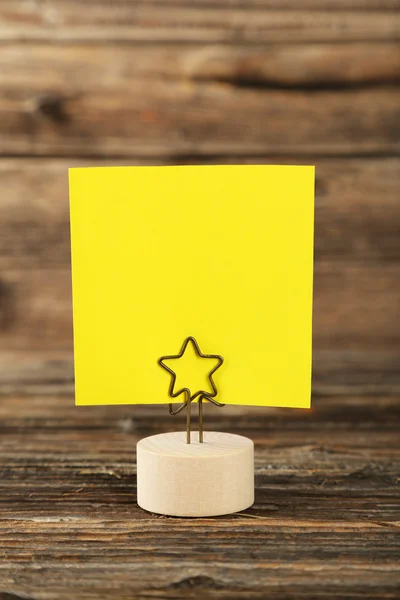 Papel de nota amarilla en un soporte — Foto de Stock