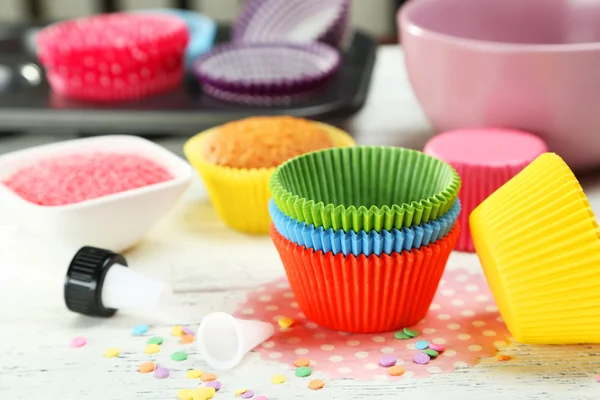 Lege kleurrijke cupcake gevallen — Stockfoto