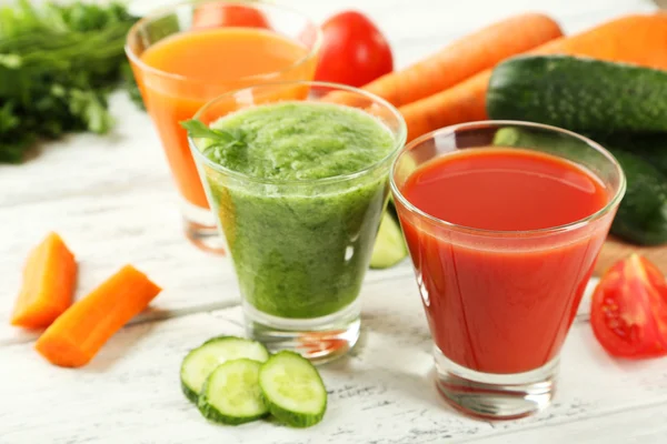 Taze domates, havuç ve salatalık suyu