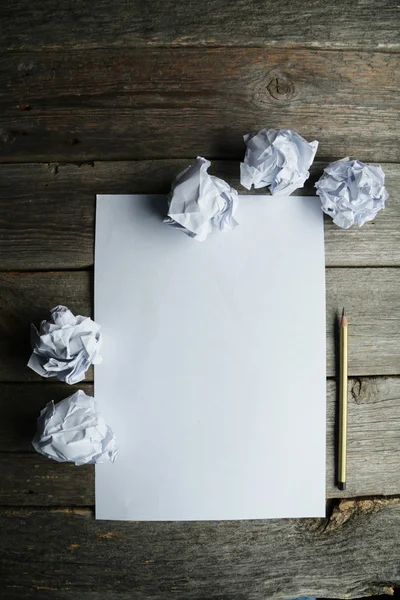 Ark med blankt papper och en penna — Stockfoto