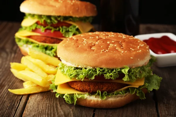 Stora hamburgare med pommes och ketchup — Stockfoto