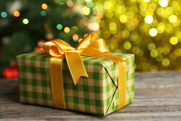 Geschenkbox mit gelbem Band — Stockfoto