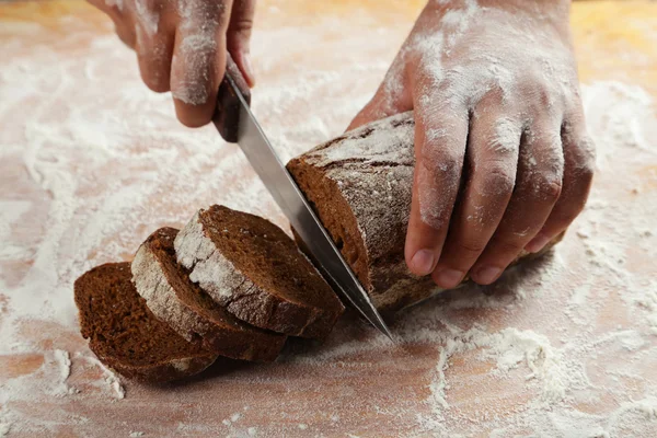 Erkek Dilimleme ekmek eller — Stok fotoğraf
