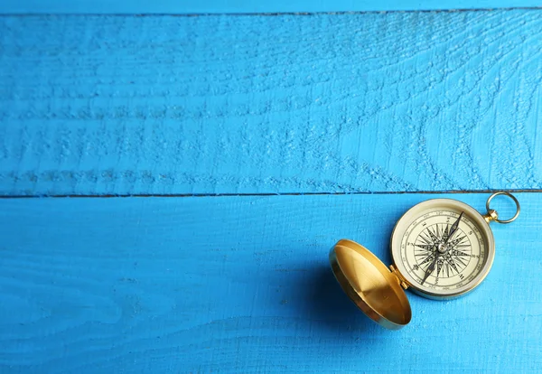 Brújula sobre fondo de madera azul —  Fotos de Stock