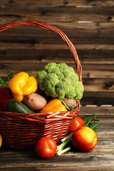 Produtos hortícolas em cesto trançado — Fotografia de Stock