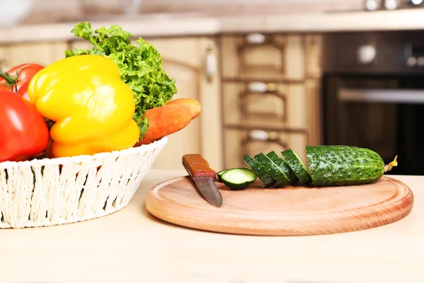 Grönsaker på ett bord — Stockfoto