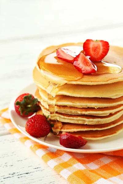 Läckra pannkakor med jordgubbar — Stockfoto