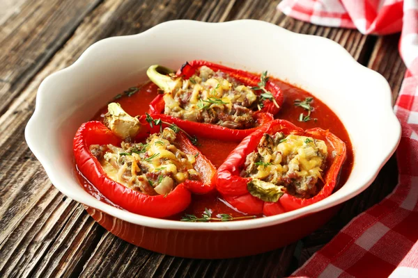 Pimientos rojos rellenos de carne —  Fotos de Stock