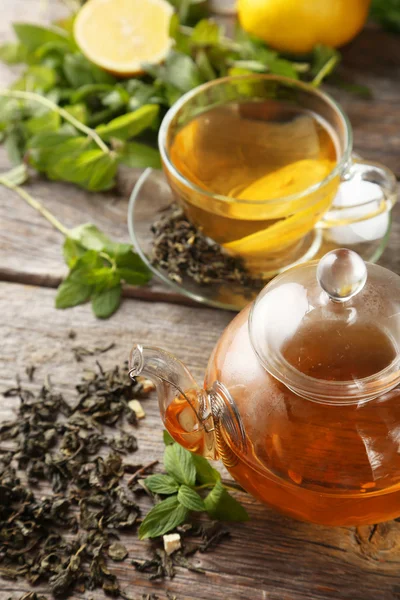 Grüner Tee in Tasse und Teekanne — Stockfoto