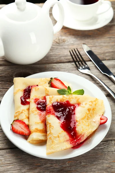 Pfannkuchen mit Erdbeere auf Teller — Stockfoto