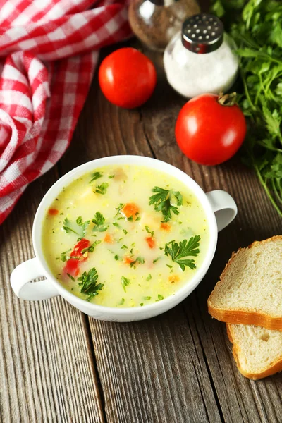 Schüssel Suppe auf braunem Hintergrund — Stockfoto