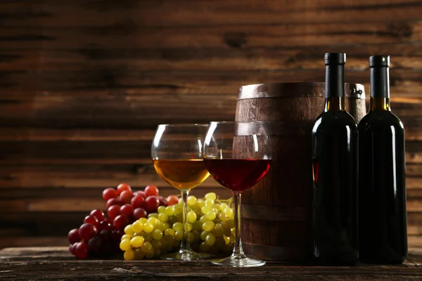 Bril van rode en witte wijn — Stockfoto