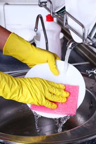 Vrouwelijke hand wassen schotel — Stockfoto