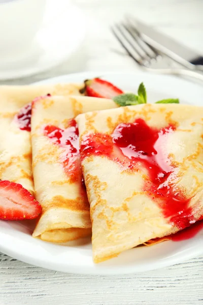 Pfannkuchen mit Erdbeere auf Teller — Stockfoto