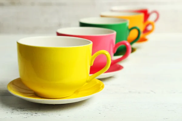 Tazas de colores sobre fondo blanco — Foto de Stock