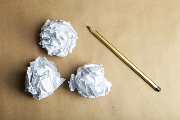 Zerknüllte Papierkugeln mit Bleistift — Stockfoto