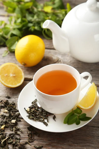 Tasse mit grünem Tee — Stockfoto
