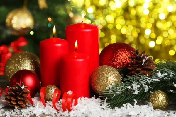 Χριστουγεννιάτικες μπάλες και κεριά — Φωτογραφία Αρχείου