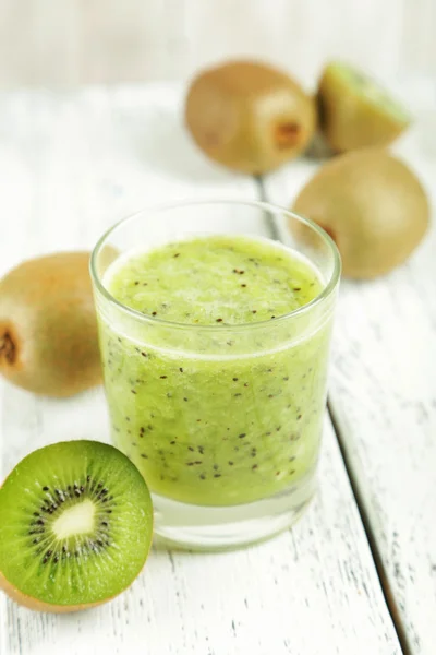 Batido de kiwi fresco en vidrio — Foto de Stock