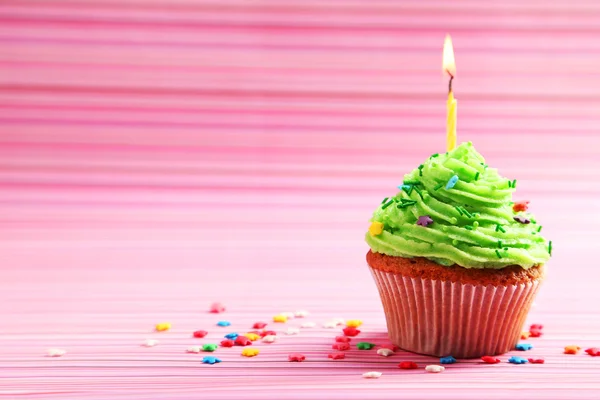 Bolo de aniversário com creme de manteiga — Fotografia de Stock