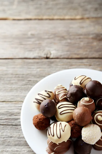 Γλυκά σοκολάτες στο πιάτο — Φωτογραφία Αρχείου