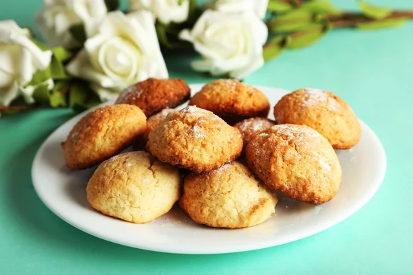 Galletas de coco en plato —  Fotos de Stock