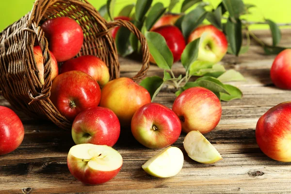 Manzanas en canasta y rodajas de manzana —  Fotos de Stock
