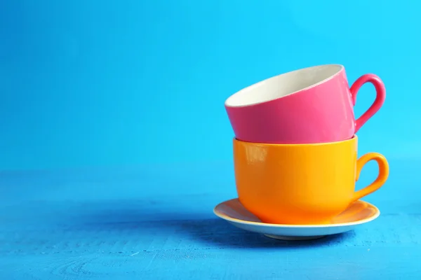 Renkli bardak ve fincan tabağı — Stok fotoğraf