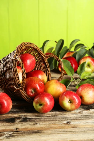 Red apples in basket — Stock Photo, Image