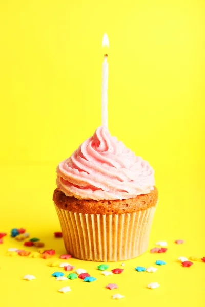 Кекс на день народження з вершковим маслом — стокове фото