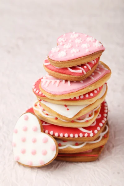 Biscotti al cuore su carta rosa — Foto Stock