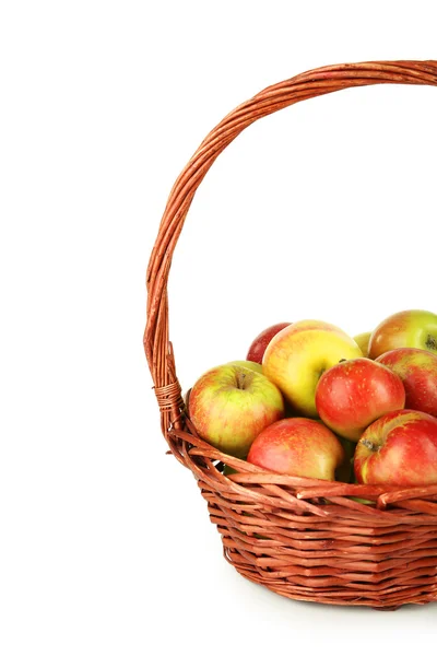 Красивые яблоки в корзине — стоковое фото