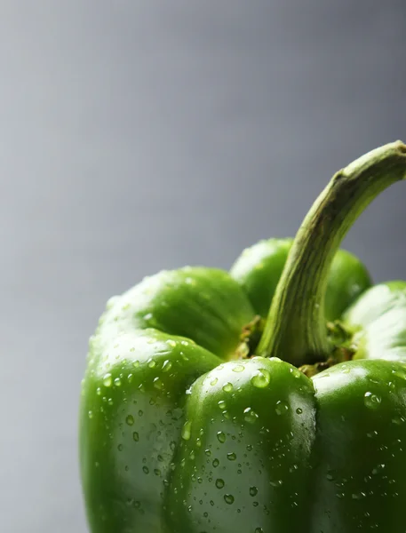 Πράσινη πιπεριά με σταγόνες νερό — Φωτογραφία Αρχείου