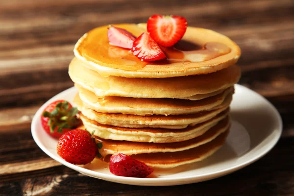 Heerlijke pannenkoeken met aardbeien — Stockfoto