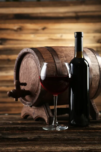 Flasche Wein und Fass — Stockfoto