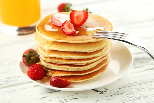 Panquecas deliciosas com morangos — Fotografia de Stock