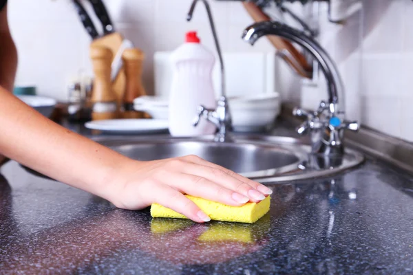 Cleaning kitchen with sponge — Stock Photo, Image