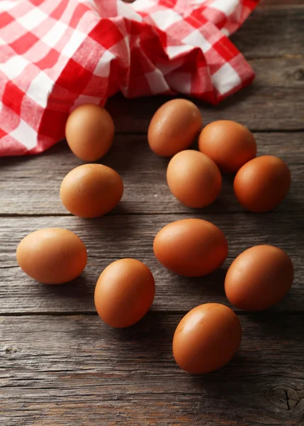 Куриные яйца и салфетка — стоковое фото