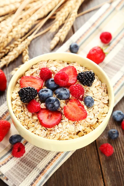 smakelijke havermout met bessen