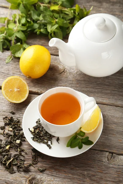Taza con té verde —  Fotos de Stock