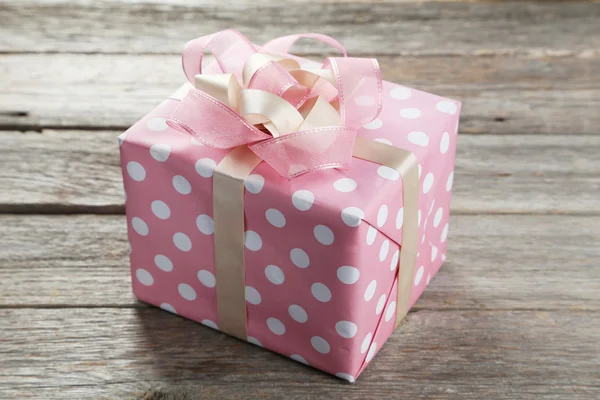 Caja de regalo rosa —  Fotos de Stock