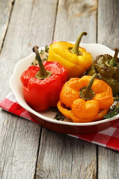 Et ile kırmızı ve sarı biber dolması