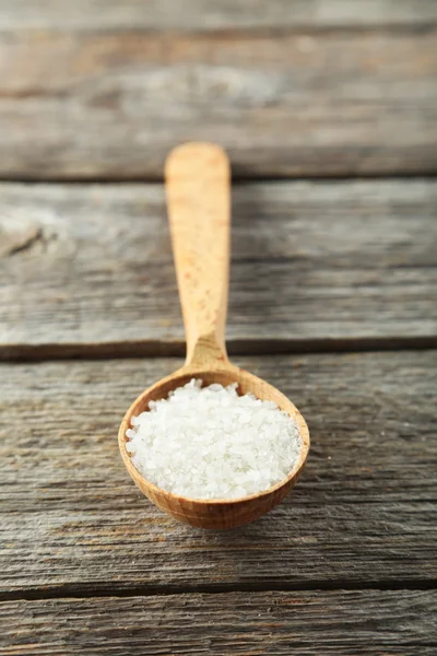 Морская соль в деревянной ложке — стоковое фото