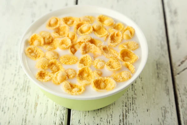 Tazón de copos de maíz con leche —  Fotos de Stock